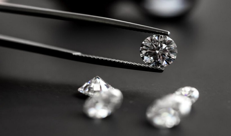 Difference entre diamant simule et diamant cree en laboratoire
